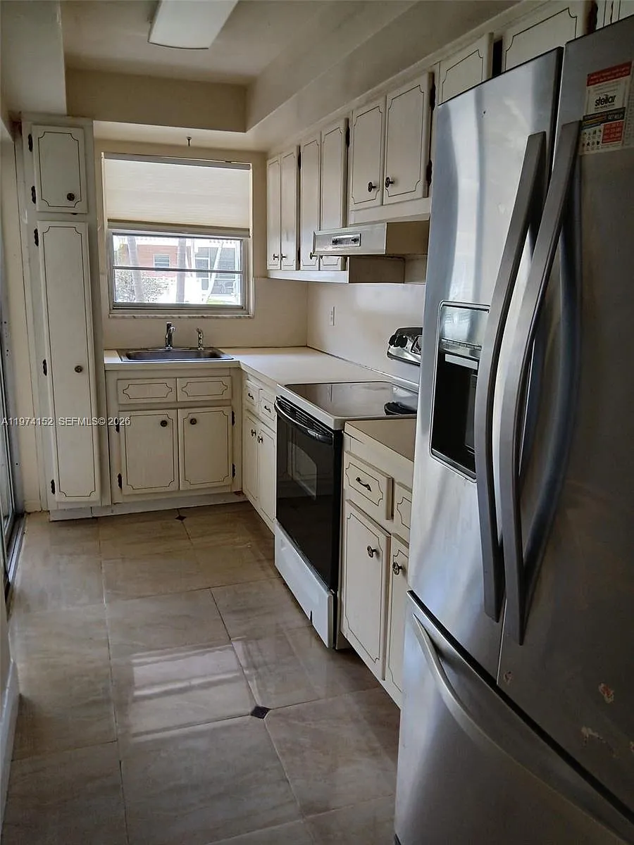 Building Photo - 180 NE 12th Ave #15A