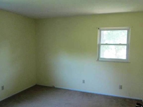 4th image of 1004 N Yale Dr