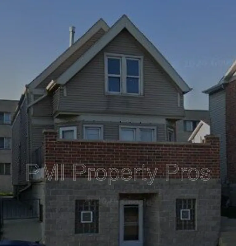2 bed, 1.0 bath, $1,300 — Photo 1