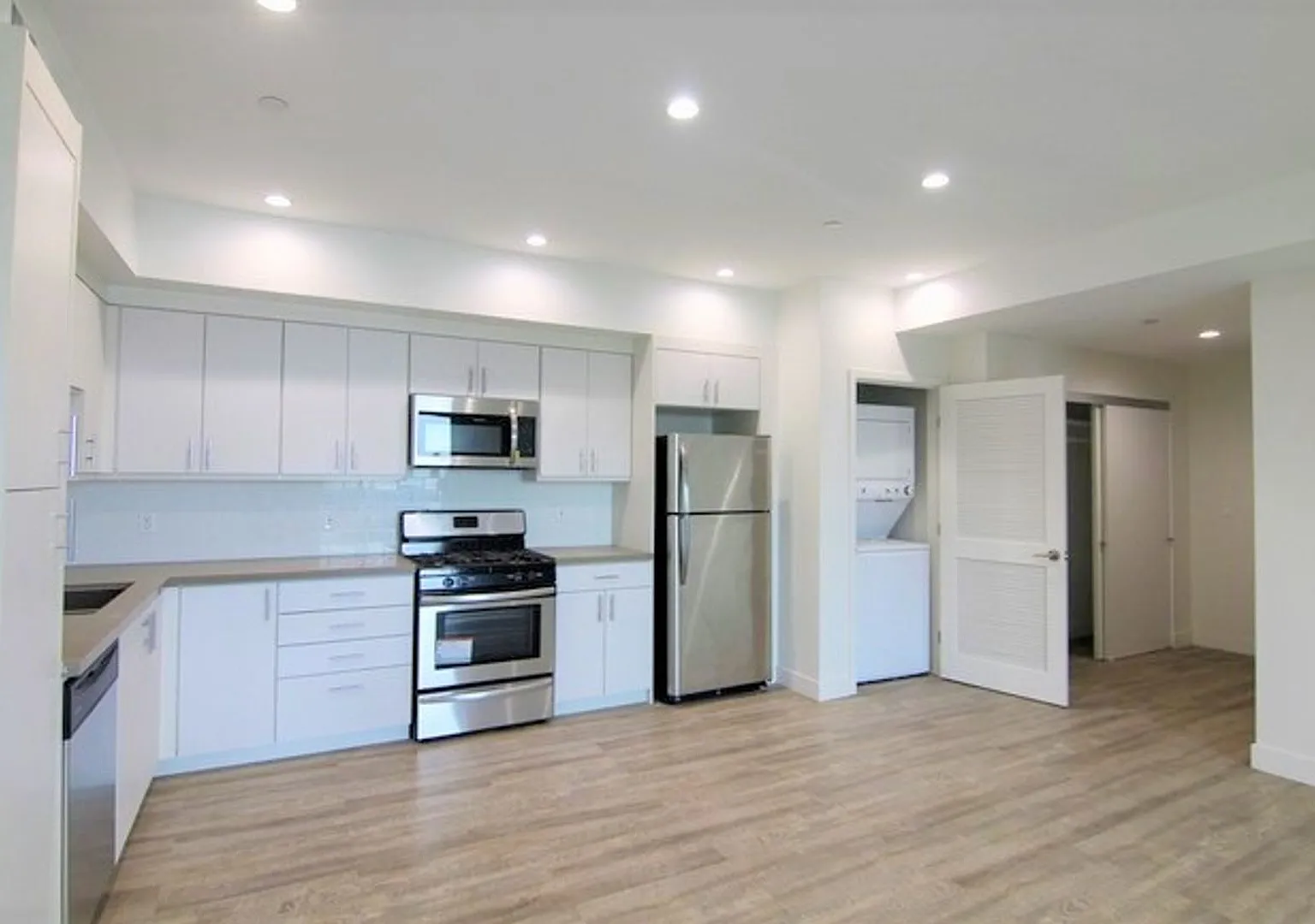 744 Hartford Ave — Photo 2