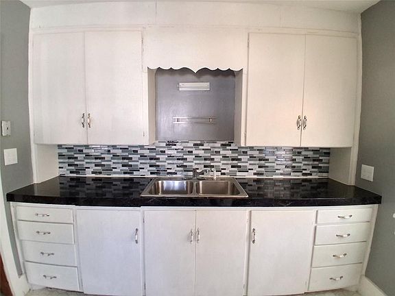 5th image of 502 E Washington St