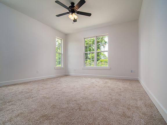 5th image of 214 SW Camphor Ct