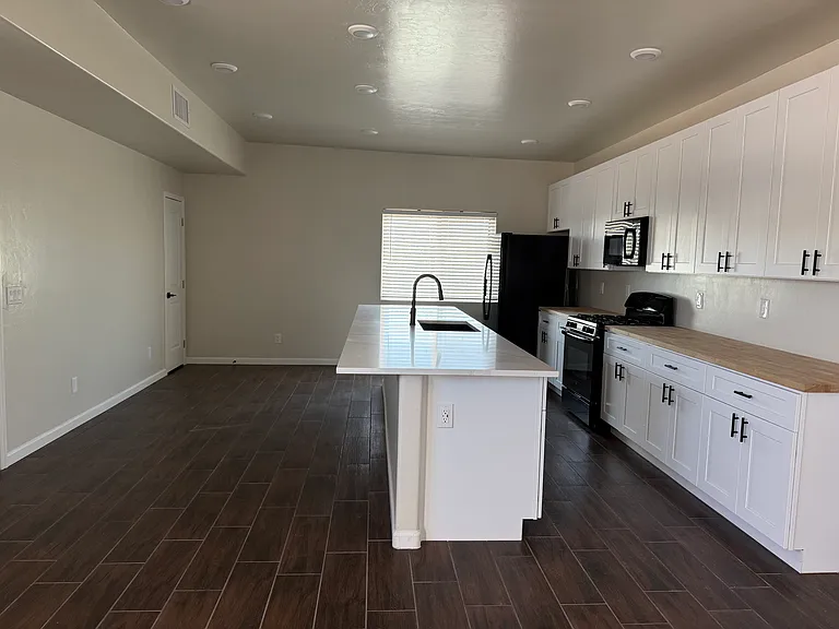 1831 E Breeze Ln — Photo 5