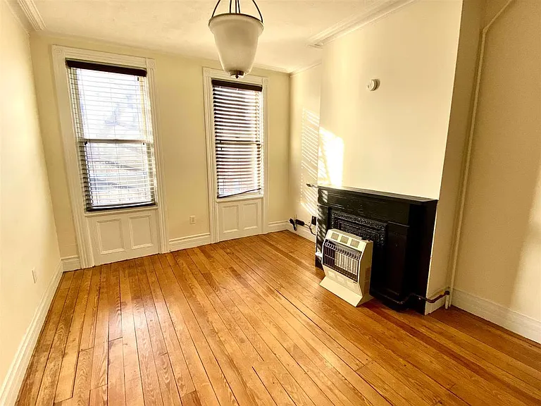 492 Monmouth St #2L — Photo 3