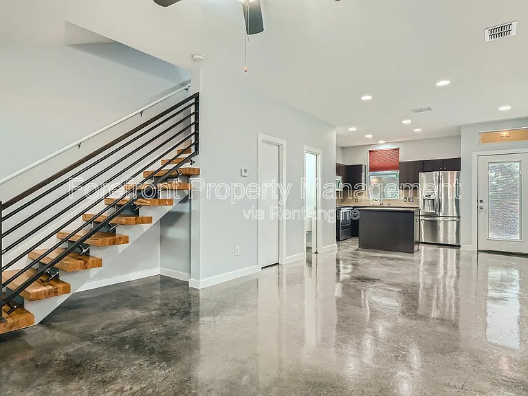 126 E Myrtle St — Photo 9