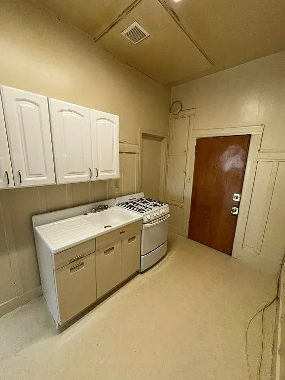 Studio, 303 sqft, $1,375 — Photo 3