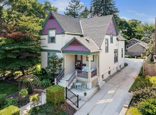 858 N 8th St, Manitowoc, WI 54220