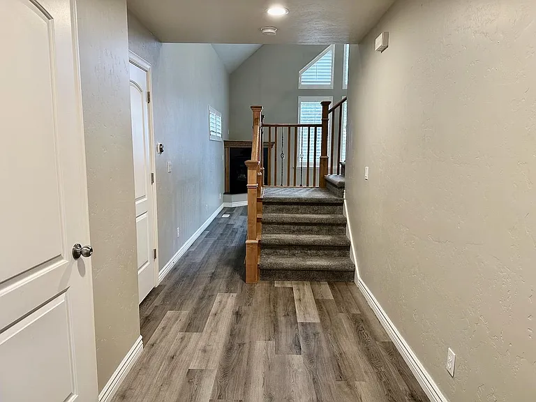 927 E Montana Vista Ln — Photo 2