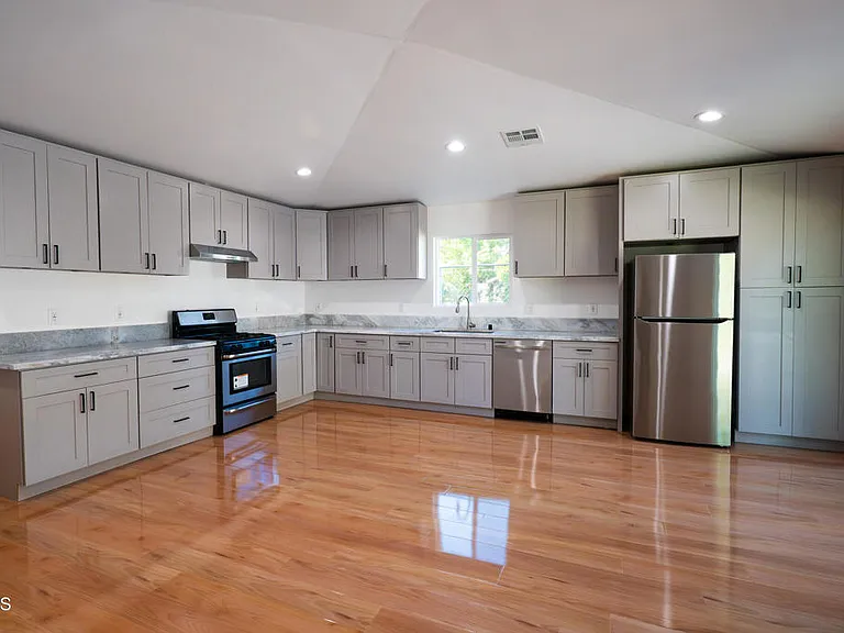 270 E Penn St — Photo 1