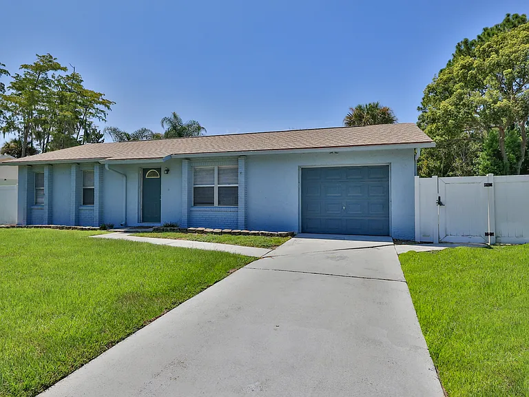 1404 Dexter Dr N — Photo 2