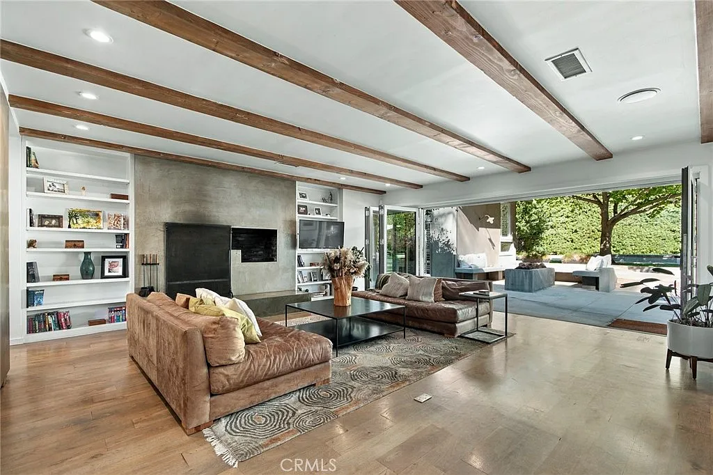 4 bed, 3229 sqft, $15,000 — Photo 2