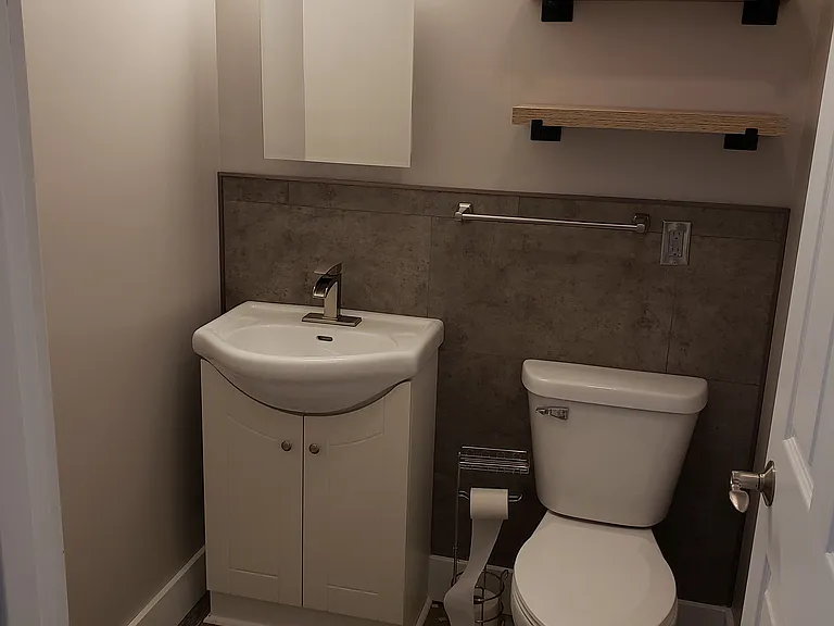 827 Beach Ave — Photo 6
