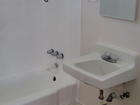 4th image of 2405 W 182nd St APT 7