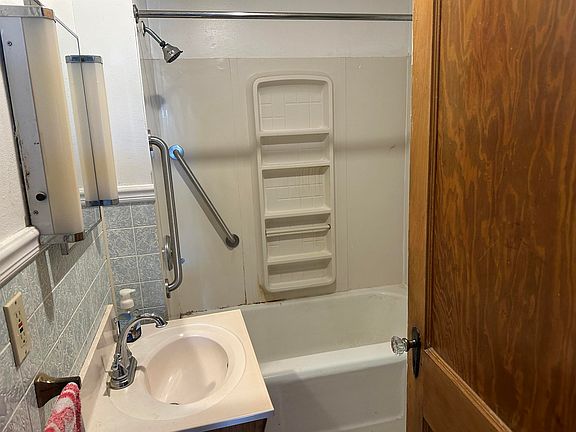 5th image of 207 W Winnebago St