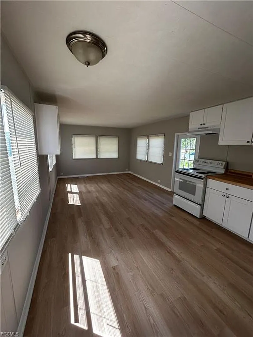 Imperial Harbor Home - First Month Rent FREE! — Photo 2