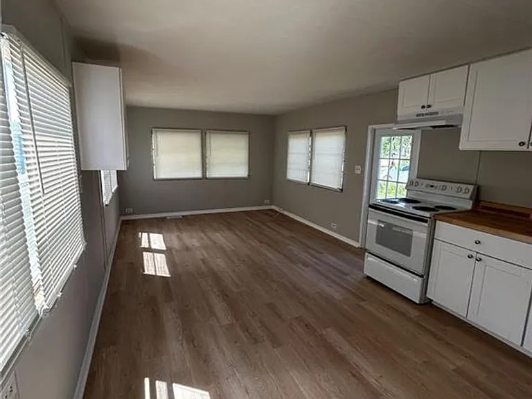 26186 Princess Ln — Photo 2