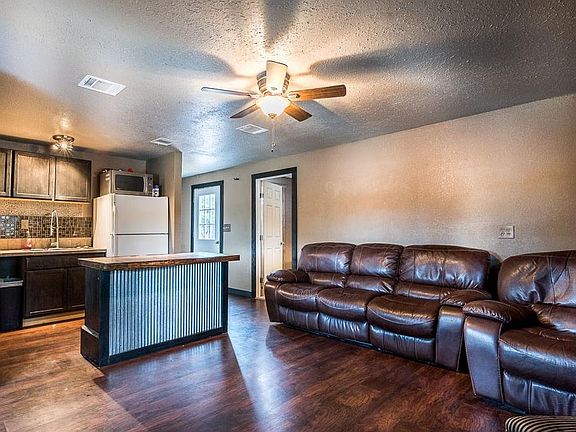 3rd image of 2800 Oak Ct