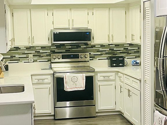 4th image of 4053 E Maryland Pl