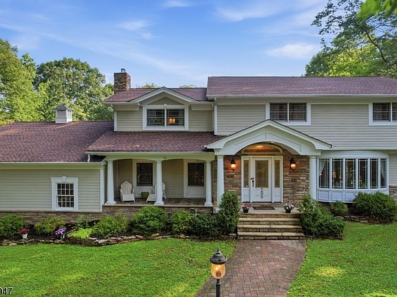 3rd image of 200 Valley Dr.