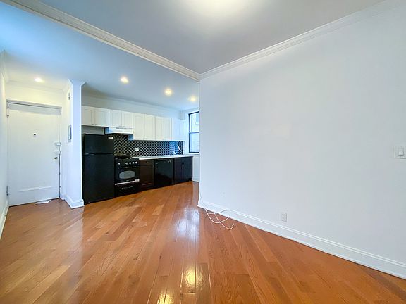 5th image of 210 E 10th St APT 9