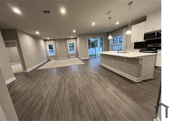 4 bed, 2040 sqft, $3,100 — Photo 2