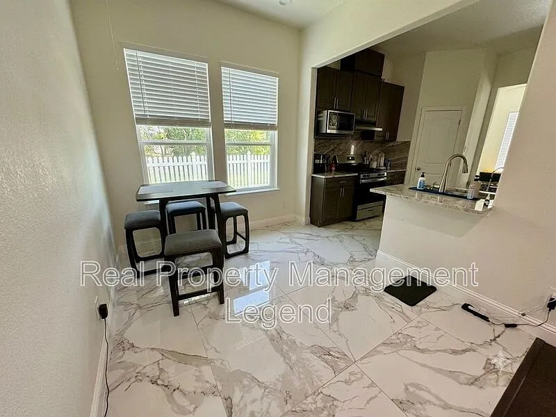 4 bed, 3.0 bath, 2280 sqft, $2,600 — Photo 4