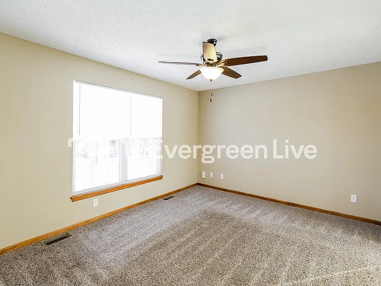 11024 N Kenwood Ave — Photo 9
