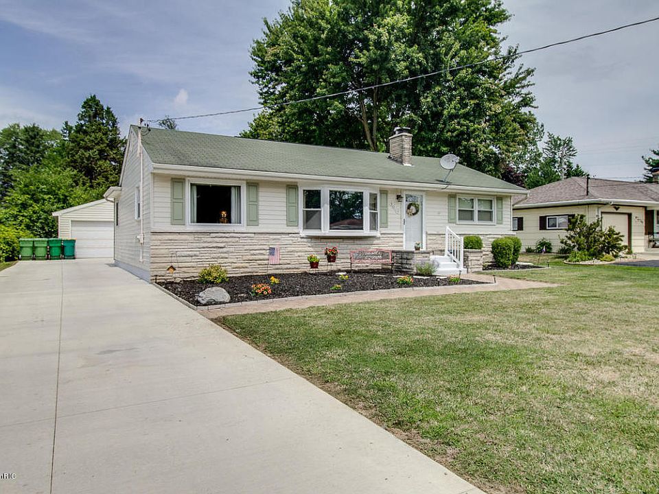 1st image of 346 Lakeshore Dr