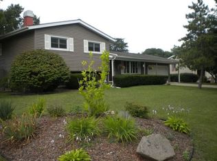 366 Berkshire Dr, Crystal Lake, IL 60014