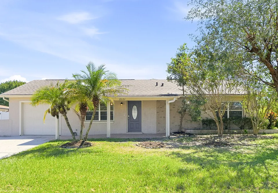 12127 Dakota Woods Ln