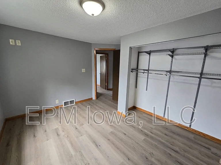 518 E 2nd St — Photo 29