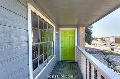 3rd image of 806 Navarro Dr