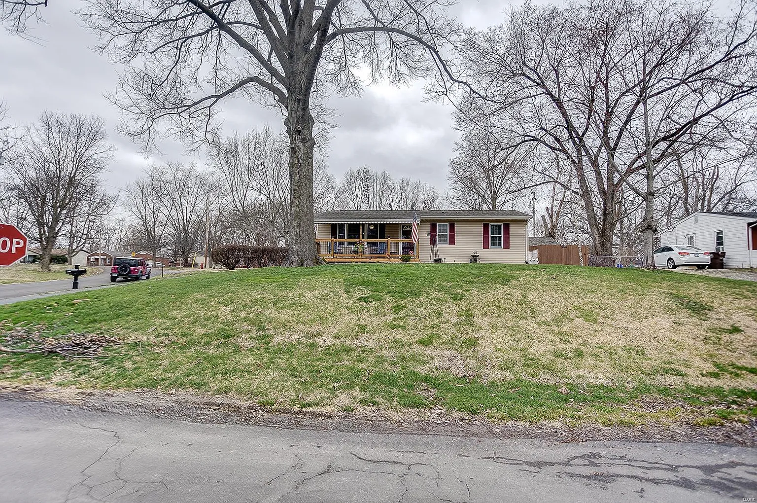 299 Kennedy Dr photo 1