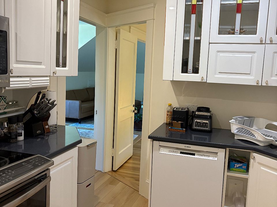 Fully equipped, newly installed kitchen with granite countertops.