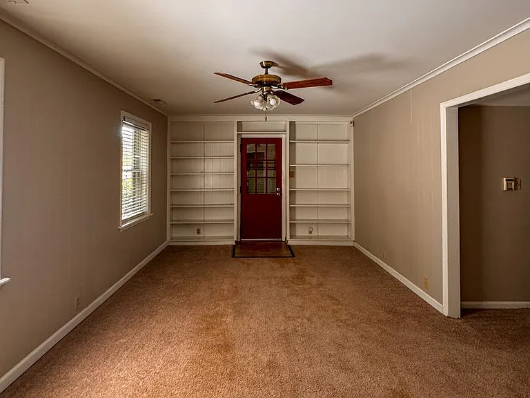 2305 Mirror Lake Dr — Photo 26