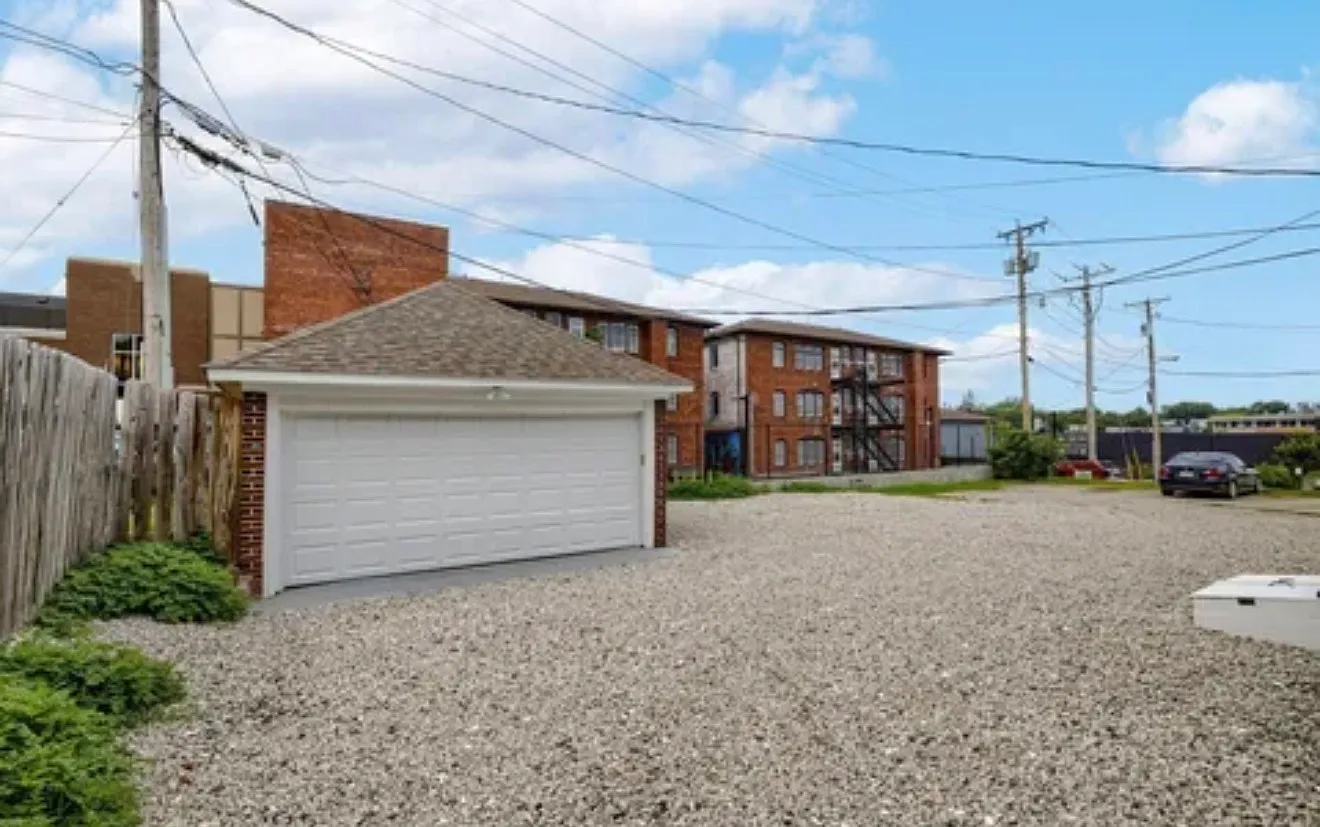 3 bed, 1279 sqft, $2,500 — Photo 2
