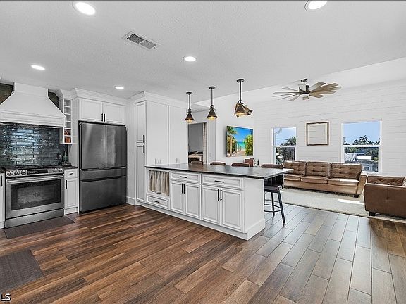 5th image of 2551 Tamarind St