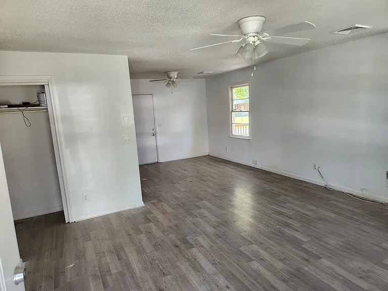 1800 Carver St — Photo 1