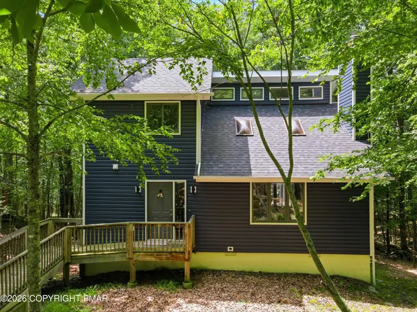 387 Canterbury Rd, Bushkill, PA 18324