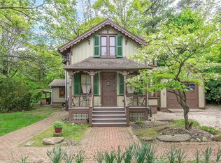 130 Mott Ave, Roslyn, NY 11576