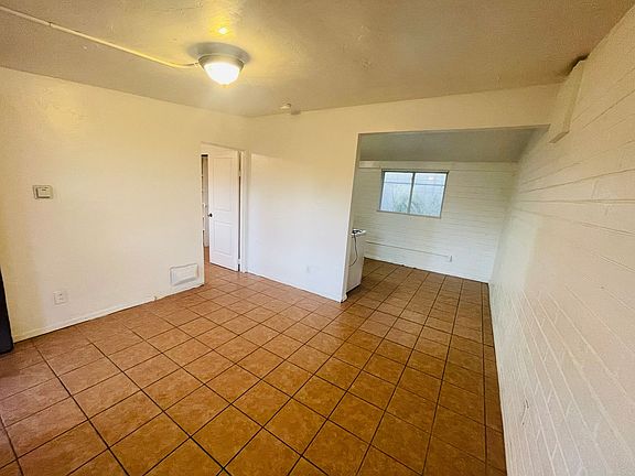 4th image of 2736 N Stone Ave #6
