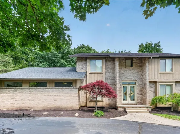 6153 Pickwood Dr, West Bloomfield, MI 48322