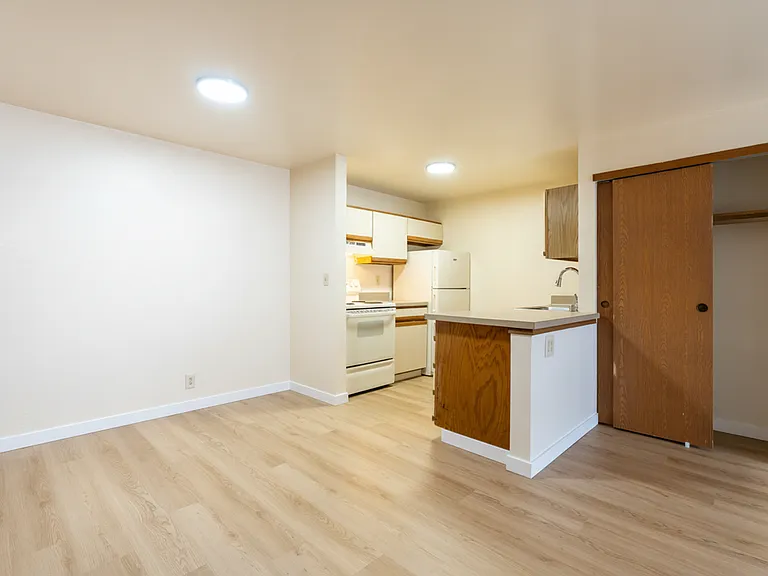 Park Royal Apartments — Photo 15