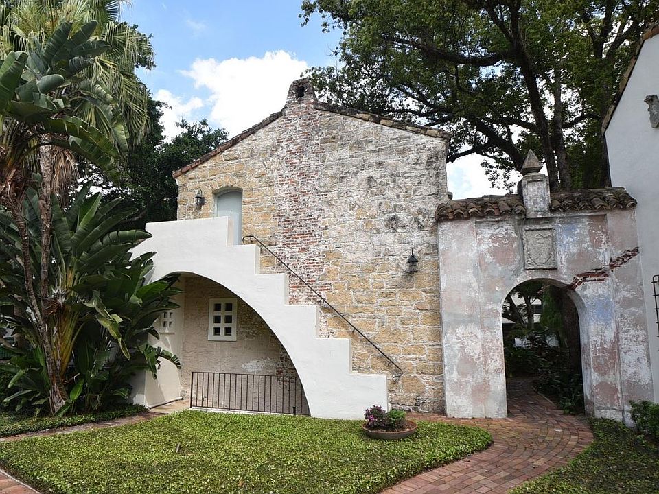 Knowles Ave Entry
