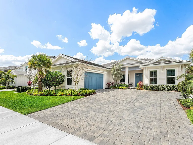 9256 Crestview Circle Palm — Photo 1