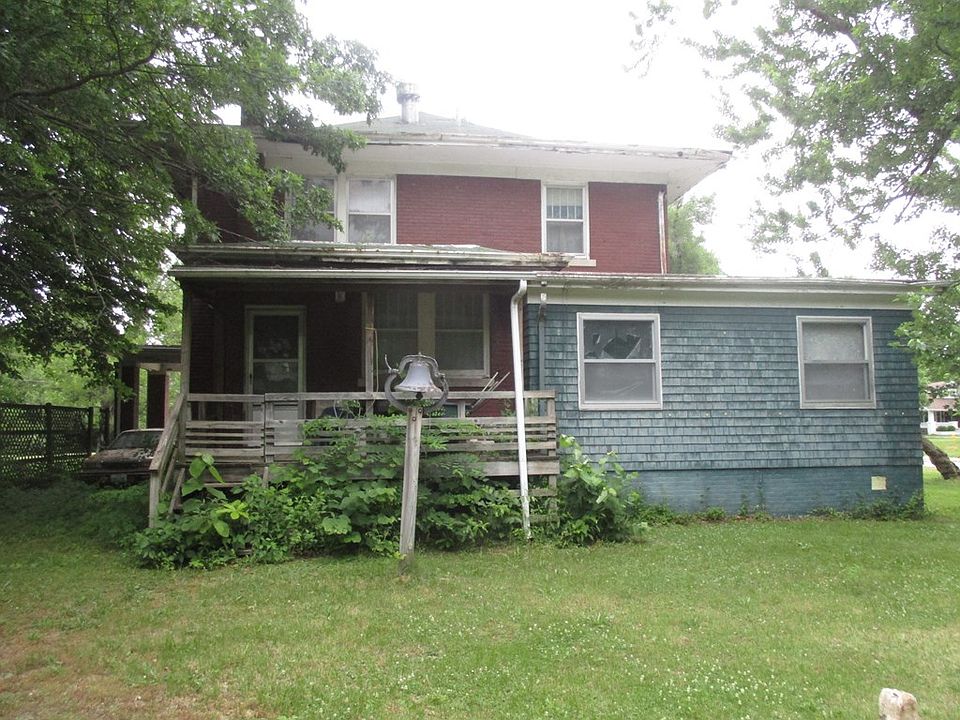 2nd image of 716 E Illinois St