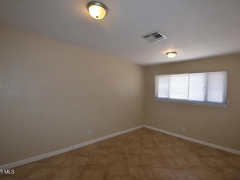 807 Poplar St — Photo 5