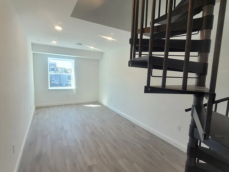 37 Main St #7 — Photo 8