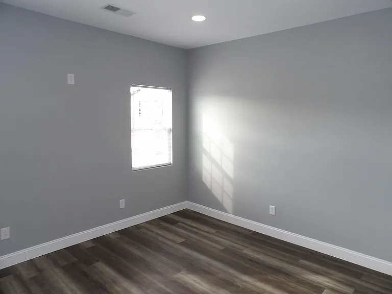 240 E Court St — Photo 7