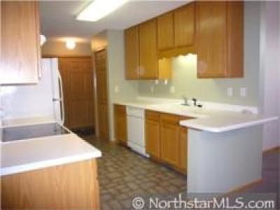 Fresh, handy kitchen w/new appliances